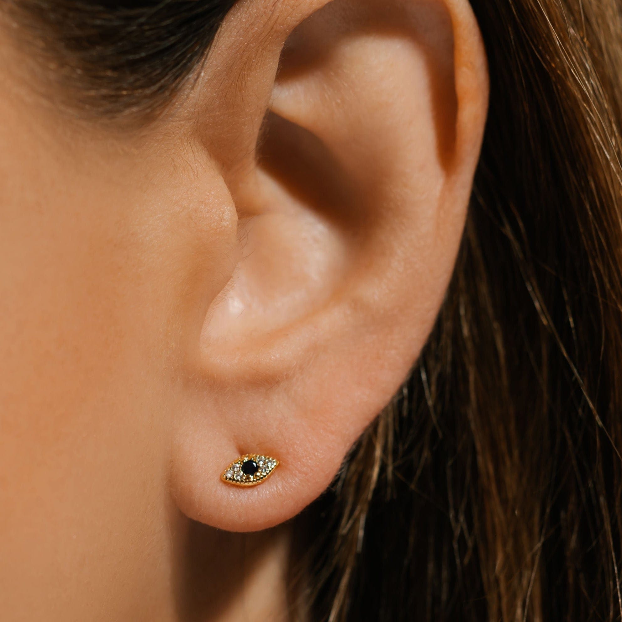 Dainty, yet eye-catching, the Evil Eye Cristallo Stud Mini adds a stunningly ominous accent to the model's ear. 