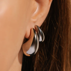 The Moda Hoop Duo Platinum is stacked on the model's ear to create a sleek, yet bold statement.