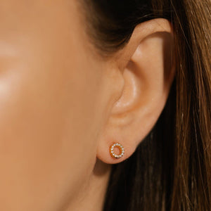 The Infinito Stud gracefully adorns the model's ear with a dainty circle of crystals. 